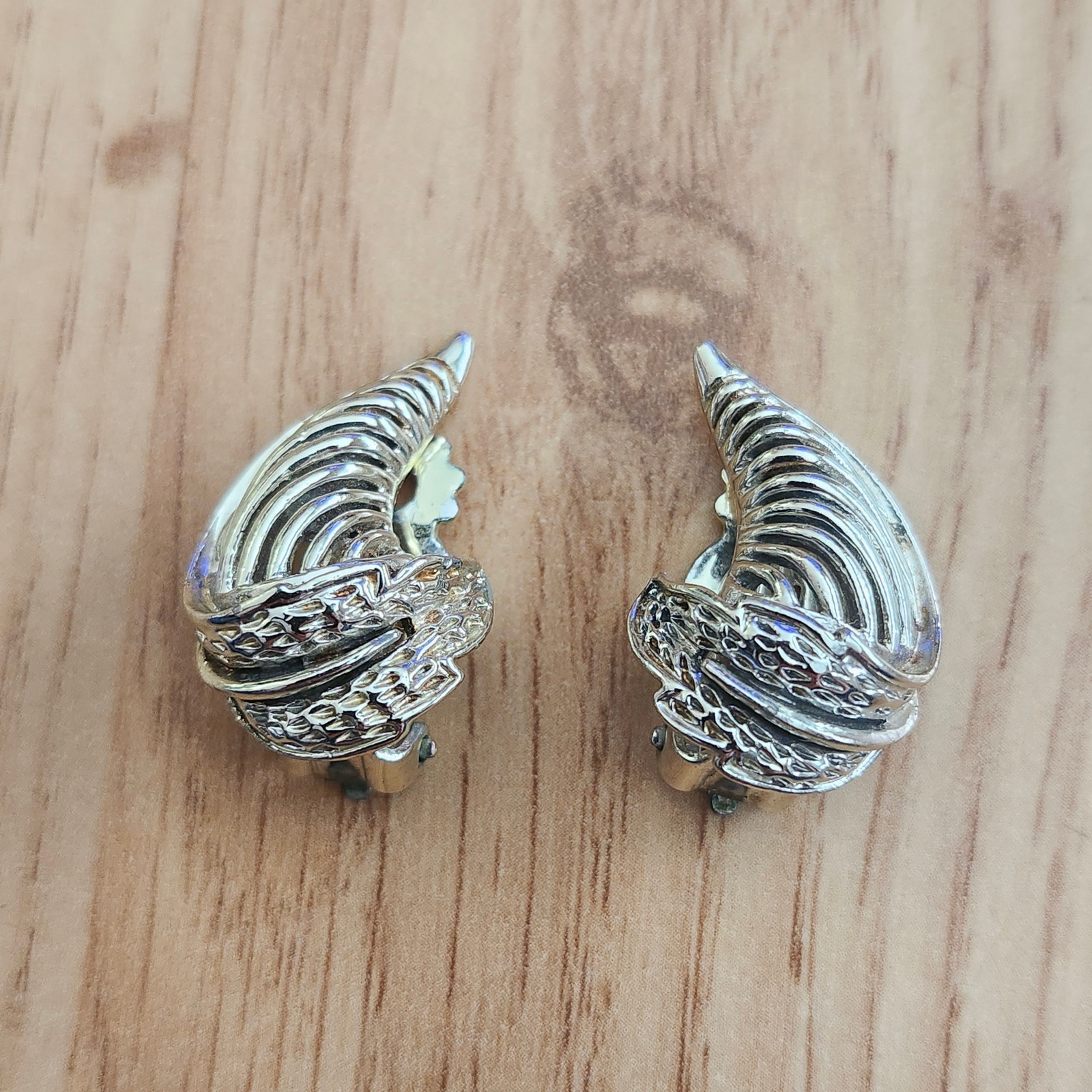 Vintage Star Silver Tone Textured Feather Wing Clip On Earrings Signed Retro 20$